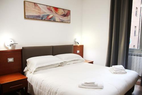 ローマにあるPrincipe Guesthouse powered by Joyful Guesthouseのベッドルーム1室(白いシーツが備わるベッド1台付)