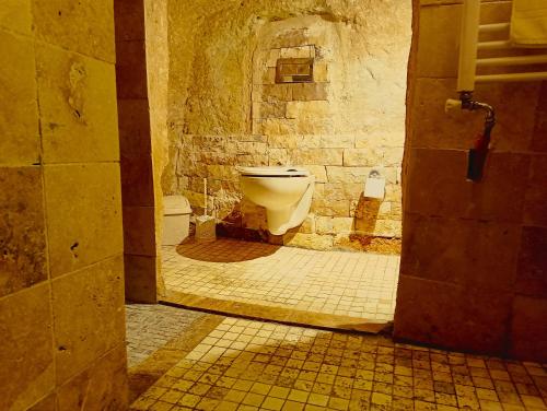 La salle de bains en pierre est pourvue de toilettes. dans l'établissement stone age cappadocia, à Nevşehir