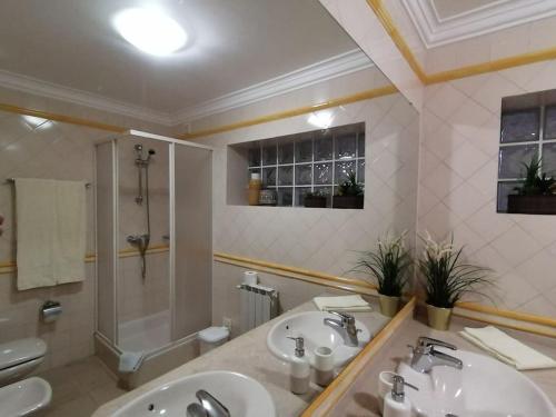 a bathroom with two sinks and a shower at Fátima-Ourém - Quinta da Luz - breakfast included in Ourém