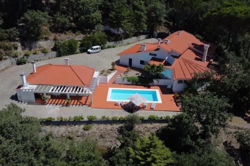 - une vue aérienne sur une maison avec une piscine dans l'établissement Fátima-Ourém - Quinta da Luz - breakfast included, à Ourém