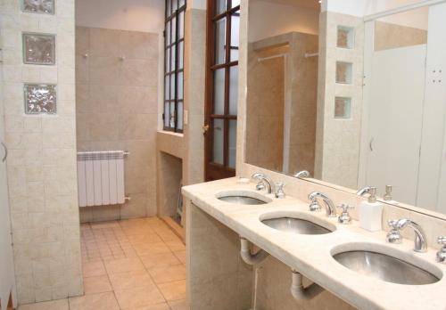 Ett badrum på Che Argentina Hostel Suites