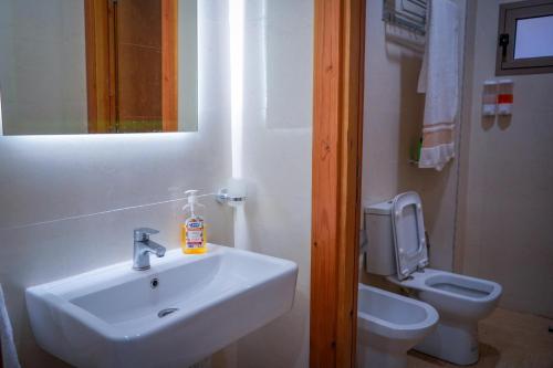 La salle de bains est pourvue d'un lavabo et de toilettes. dans l'établissement hotel el amri akchour, à Akchour