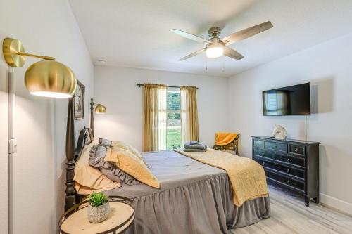 um quarto com uma cama e uma ventoinha de tecto em Ocala Home about 8 Mi to World Equestrian Center! em Ocala