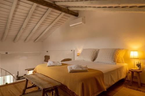 a bedroom with a large bed in a room at Sunrise Monsaraz - Telheiro e Jardim - 4 pessoas in Monsaraz