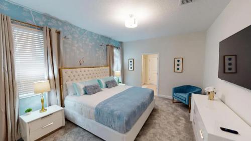 - une chambre avec un lit, une commode et une télévision dans l'établissement Cozy Retreat at Champion Gates, à Davenport