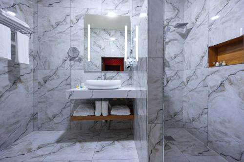 W łazience znajduje się umywalka i lustro. w obiekcie Dashli Qala Hotel w mieście Gandża