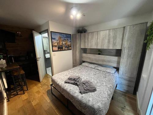 een slaapkamer met een bed in een kamer bij Luxurious Two-Bedroom Suite with Patio & EV power in Greenhithe
