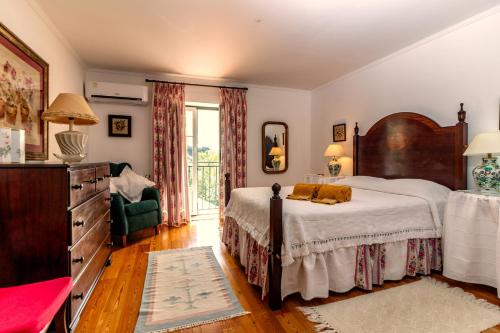 1 dormitorio con 1 cama grande y vestidor en Casa Do Ginjal by NaturAlegre en Marvão