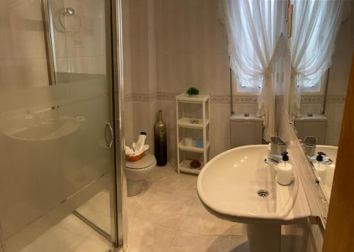 uma casa de banho com um lavatório, um chuveiro e um WC. em Casa del Carmen em Lorca