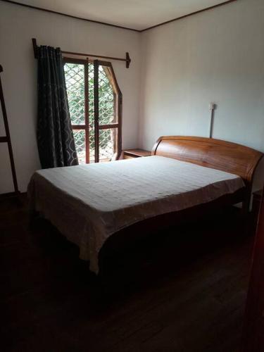 a bedroom with a large bed and a window at maison atypique, belle vue, belles chambres in Yaoundé