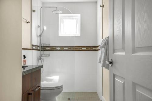 盧西的住宿－Jamaica Reggae Villa，白色的浴室设有卫生间和窗户。