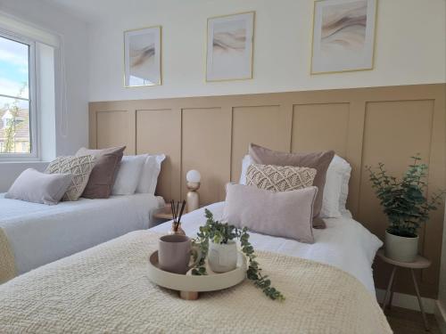 Postel nebo postele na pokoji v ubytování Spacious Town House - Coventry City Centre, Free Parking, Sleeps 6, High-Speed WiFi, En-suite, Great Location, A45, A46, JLR, NEC, Airport, Warwick & Stratford Upon Avon - Fernwood Stays - Your home away from home!