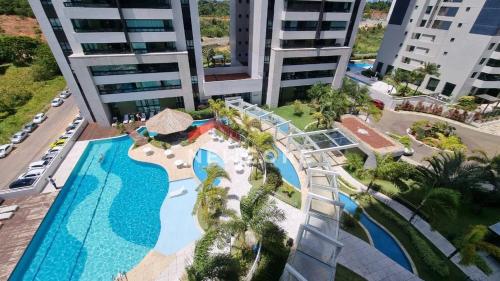 una vista aérea de un complejo con piscina en Apartamento de luxo, en Salvador