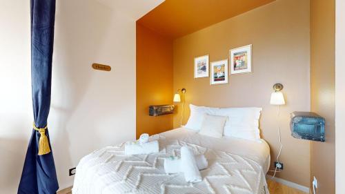 - une chambre dotée d'un lit avec des draps blancs dans l'établissement expat renting - L’Orient Express - Parking - Wifi, à Toulouse