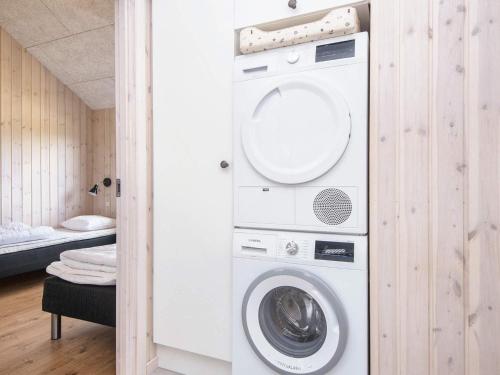 a laundry room with a washer and dryer at Luxury Family Retreat - By Traum Ferienwohnungen in Børkop
