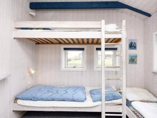 een stapelbed en een ladder in een kamer bij Two-Bedroom Holiday home in Kalundborg 2 in Børkop