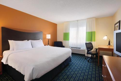 Habitación de hotel con cama grande y TV en Fairfield Inn & Suites Fargo, en Fargo