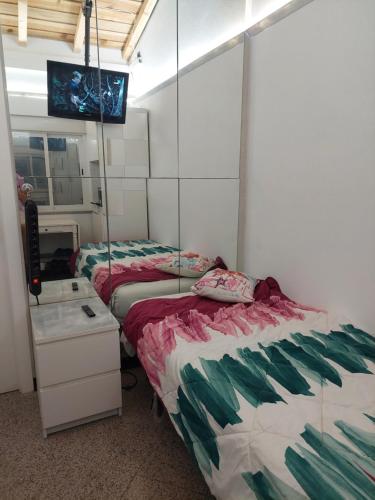 um quarto com 2 camas e um espelho em The Ketchs House no Montijo