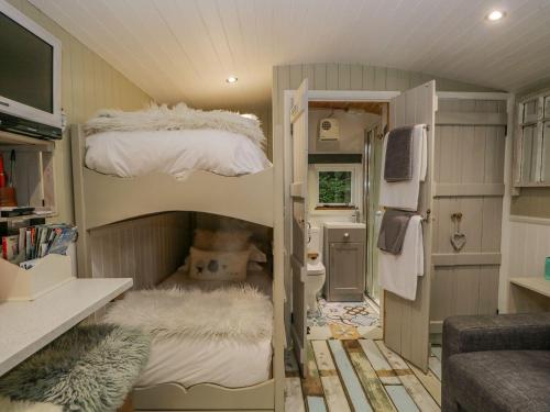 Woodmans Huts في Haverthwaite: غرفة صغيرة بها سريرين بطابقين