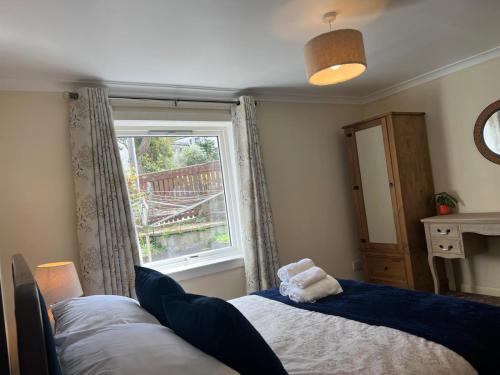 フォート・ウィリアムにあるWallace Houseのベッドと窓のある寝室