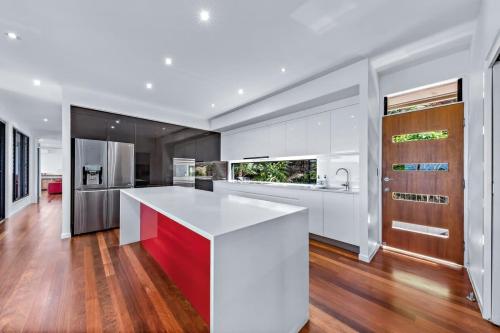 Kitchen o kitchenette sa 15 Kara - Luxurious Home With Million Dollar Views