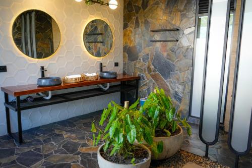 uma casa de banho com um lavatório e 2 espelhos em La Casita Filandia em Filandia