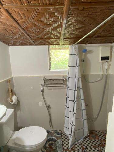 ein Bad mit einem WC und einer Dusche in der Unterkunft Eco Park - Albur Rental Properties in Alburquerque