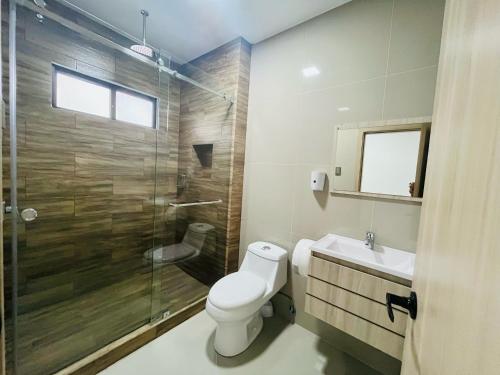 Ванная комната в Vista Hills Loft & Jacuzzi a 10min Consulado Americano