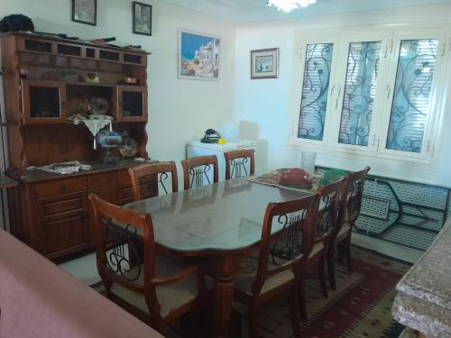 a dining room with a table and chairs at الساحل الشمالي in Dawwār Şaqr