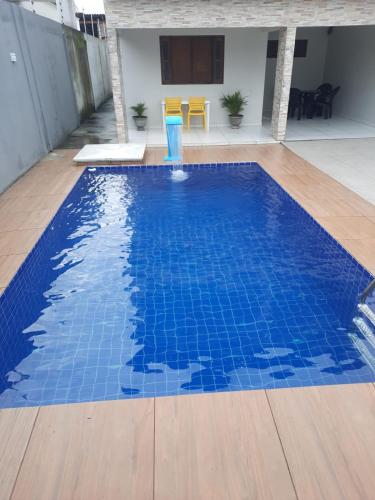 una piscina con piastrelle blu sul pavimento di Casa Buzios do Francês a Marechal Deodoro