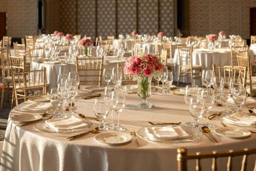 Un restaurante o sitio para comer en ITC Ratnadipa, a Luxury Collection Hotel, Colombo