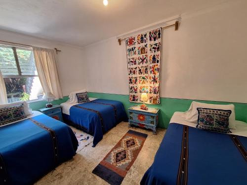 Postel nebo postele na pokoji v ubytování Yellow House Hostel B&B