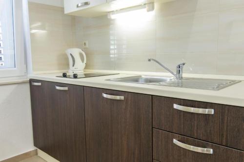 Apartments with WiFi Makarska - 23010