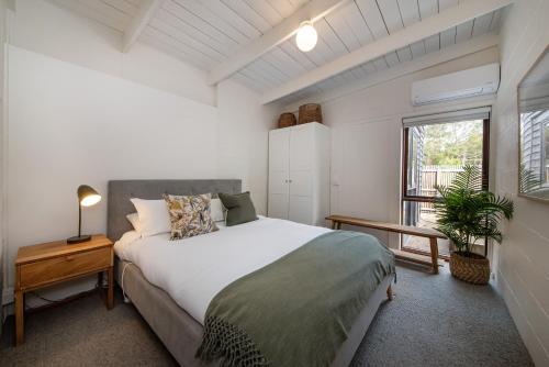 Una cama o camas en una habitación de Somers Dunescape across from the beach