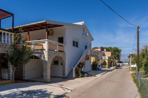 Apartments by the sea Vir - 23033