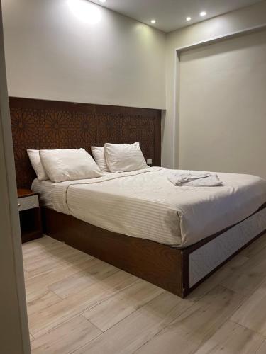 ein Schlafzimmer mit einem großen Bett mit weißer Bettwäsche in der Unterkunft Queen cleopatra sphinx view in Kairo