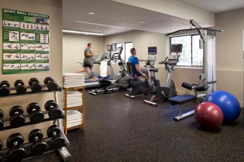 溫哥華的住宿－溫哥華市中心假日套房酒店，两个男人在健身房锻炼举重