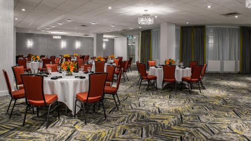 - une salle de conférence avec des tables et des chaises dans l'établissement Holiday Inn Vancouver Downtown & Suites, an IHG Hotel, à Vancouver