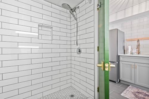 baño con ducha con azulejos blancos de metro en Holiday Home in Myrtle Beach 51406, en Myrtle Beach