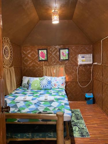 ein Schlafzimmer mit einem Bett in einem Zimmer in der Unterkunft Eco Park - Albur Rental Properties in Alburquerque
