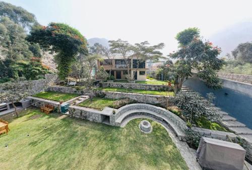 een luchtzicht op een huis met een tuin bij Villa Elizabeth - Tú Hermosa Casa de Campo in Lima