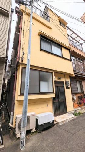 JR西九条徒歩4分！最大12名宿泊可能！貸切一軒家！USJ、梅田アクセス良好！１F広々リビングあり！
