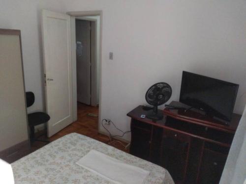 Μια τηλεόραση ή/και κέντρο ψυχαγωγίας στο Apartamento no centro de Niterói com quartos exclusivos