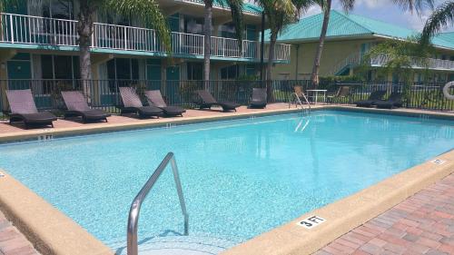 Бассейн в Days Inn & Suites by Wyndham Fort Pierce Midtown или поблизости
