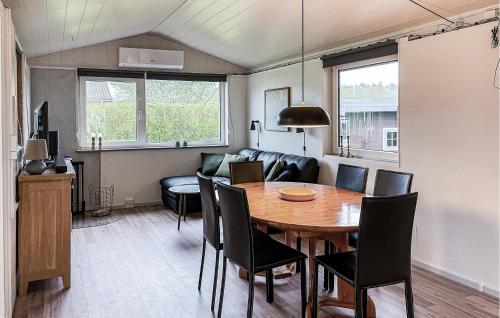 - une salle à manger avec une table, des chaises et un canapé dans l'établissement Awesome Home In Nordborg With Kitchen, à Nordborg