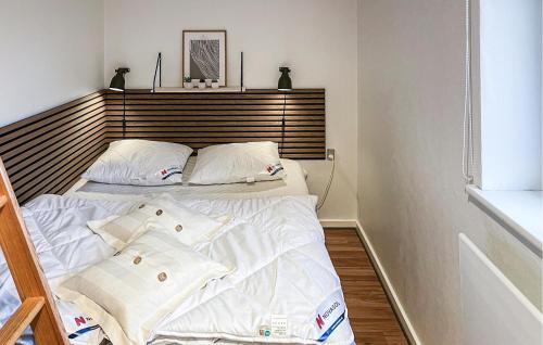 - un lit avec des draps et des oreillers blancs dans l'établissement Awesome Home In Nordborg With Kitchen, à Nordborg