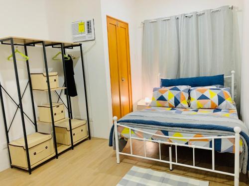 Кровать или кровати в номере Phase 2 Bldg 1, Unit 1208, Bayanihan Flats 2 Mactan