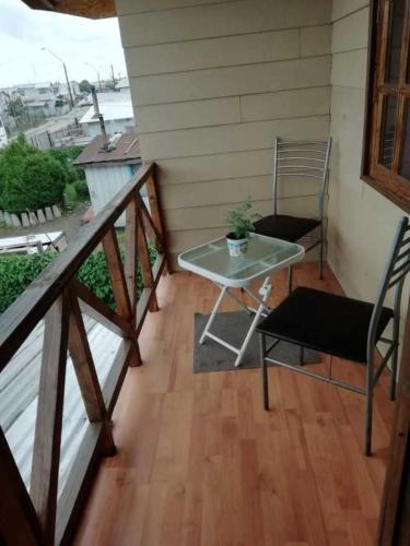 mały balkon ze stołem i krzesłem w obiekcie Casa en Puerto Montt w mieście Puerto Montt