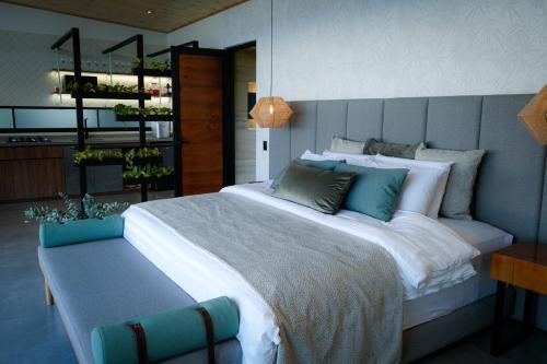 La Casita Filandia في فيلانديا: غرفة نوم بسرير كبير وكرسي