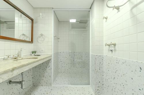een badkamer met een douche en een wastafel bij @MineirINN l Piscina Aquecida e Hidro na Serra in Campos do Jordão
